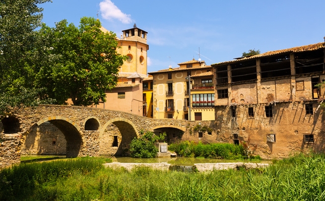 El pont de Queralt amb la torre de la catedral de fons El pont de Queralt amb la torre de la catedral de fons