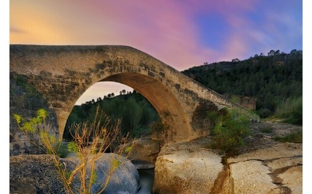 El pont de Cabacés és de pedra blanca El pont de Cabacés és de pedra blanca