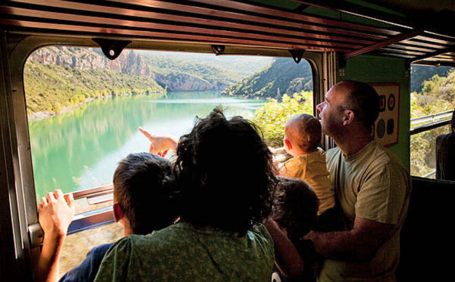 Una família gaudeix del viatge amb el Tren dels llacs