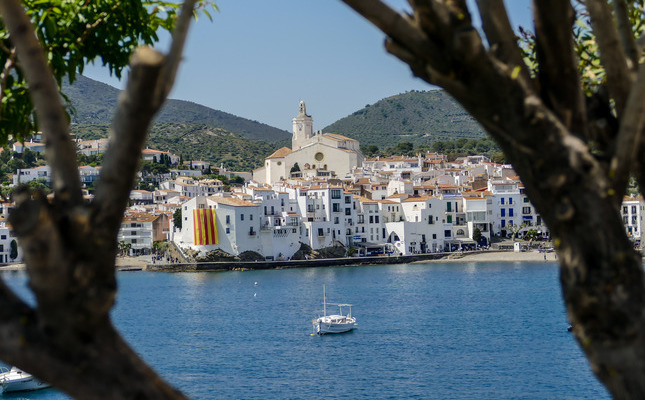 Les cases blanques de Cadaqués, amb l'església de Santa Maria al capdamunt Les cases blanques de Cadaqués, amb l'església de Santa Maria al capdamunt