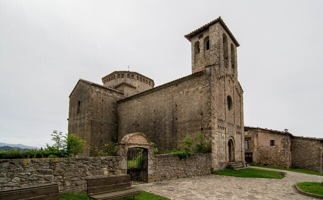 L’església romànica de Sant Jaume de Frontanyà L’església romànica de Sant Jaume de Frontanyà