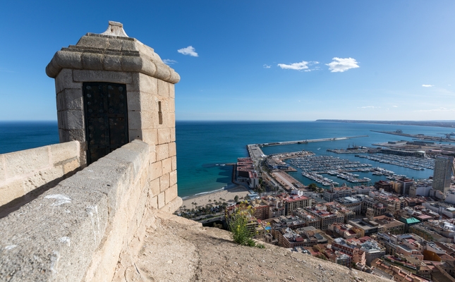 Des del castell de Santa Bàrbara hi ha unes vistes privilegiades de la ciutat d'Alacant