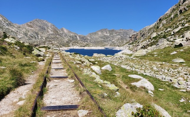 Estany Tort, un dels estanys de la Vall Fosca Estany Tort, un dels estanys de la Vall Fosca