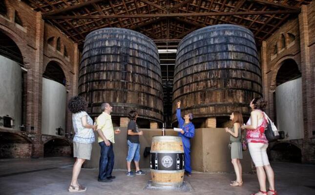 En Blai fent una visita al celler cooperatiu