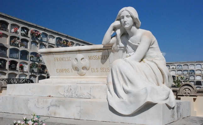 Panteó Massaguer, al cementiri d'Arenys de Mar, obra de l'escultor Josep Llimona. Panteó Massaguer, al cementiri d'Arenys de Mar, obra de l'escultor Josep Llimona.