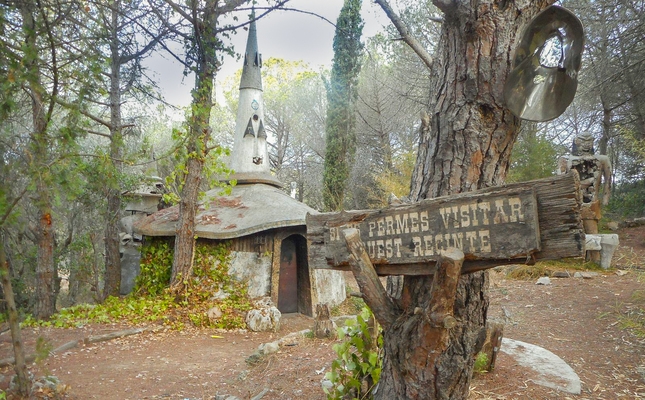 La casa dels nans, l’escultura estrella del bosc de les escultures de la Garriga