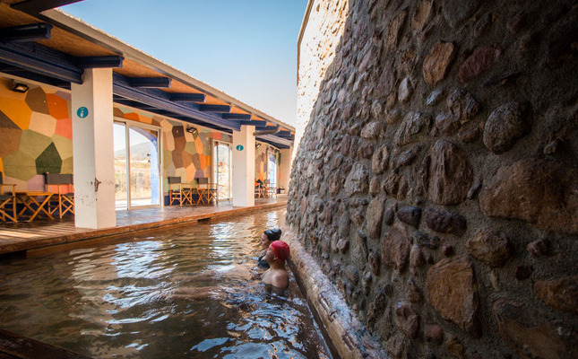 Relaxeu-vos a les aigües dels banys termals El Safareig Relaxeu-vos a les aigües dels banys termals El Safareig