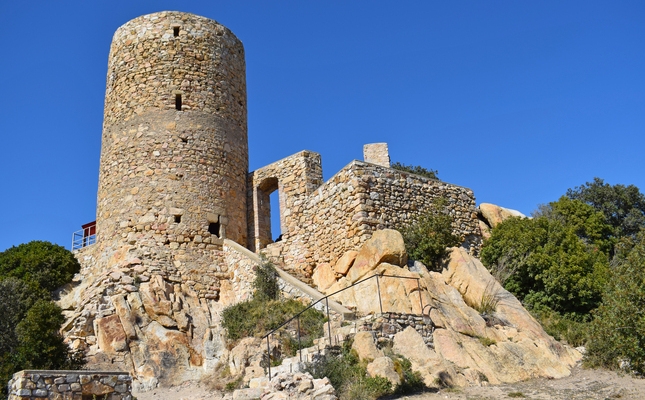 El castell de Burriac, a la costa del Maresme