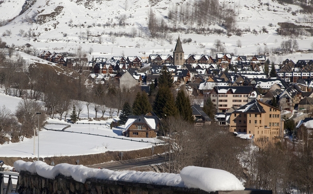 El poble de Salardú nevat