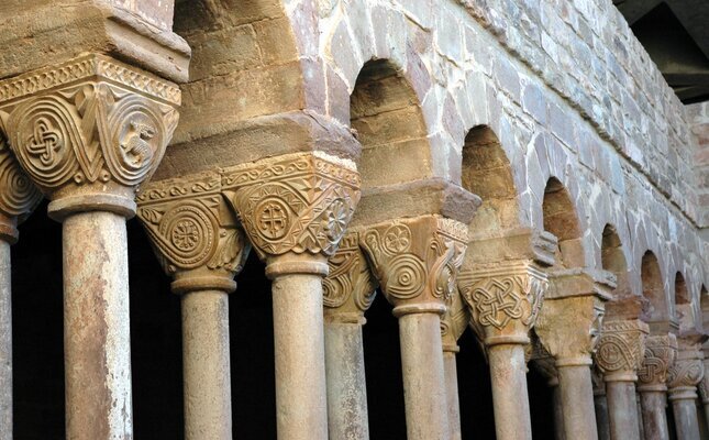 Detalls dels capitells al claustre de Santa Maria de l’Estany Detalls dels capitells al claustre de Santa Maria de l’Estany