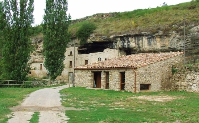 La masia Esplugues -construida sota una bauma- forma part de l'ecomuseu La masia Esplugues -construida sota una bauma- forma part de l'ecomuseu