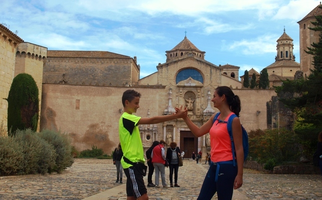 Una família inicia el trail de Poblet Una família inicia el trail de Poblet