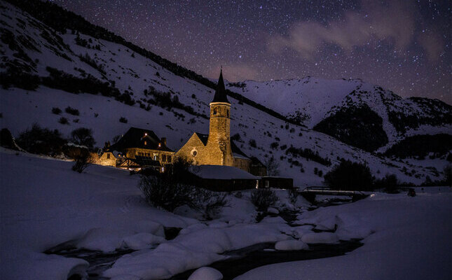 Montgarri cobert de neu sota un cel estrellat