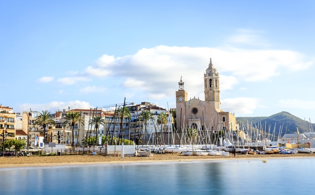 La platja de la Fragata i l’església de Sant Bartomeu i Santa Tecla, a Sitges La platja de la Fragata i l’església de Sant Bartomeu i Santa Tecla, a Sitges