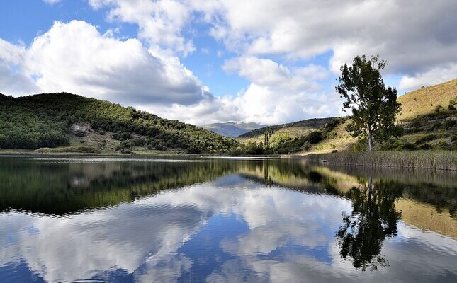 L’estany de Montcortès és un espai natural protegit, situat al terme del Baix Pallars L’estany de Montcortès és un espai natural protegit, situat al terme del Baix Pallars