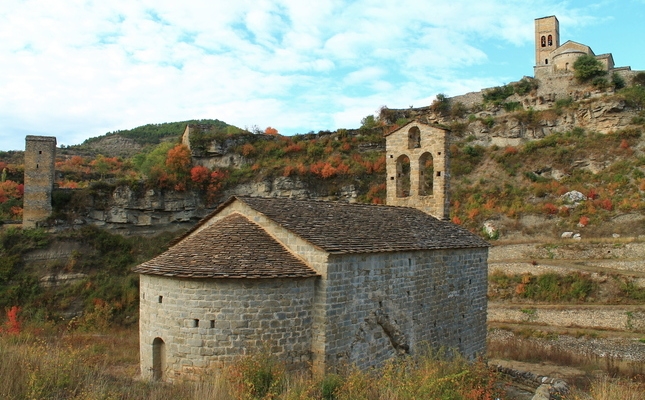 El poble de Montanyana amb l'església romànica en primer pla