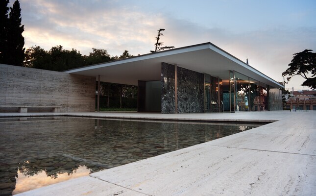 L’exterior del pavelló Mies van der Rohe L’exterior del pavelló Mies van der Rohe
