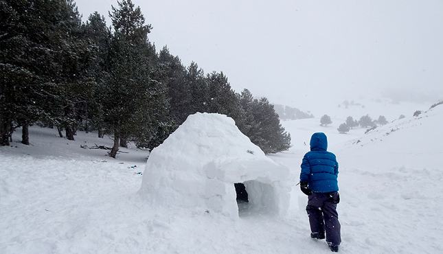 La construcció d'un iglú és una de les activitats que proposa Rutes Pirineus La construcció d'un iglú és una de les activitats que proposa Rutes Pirineus
