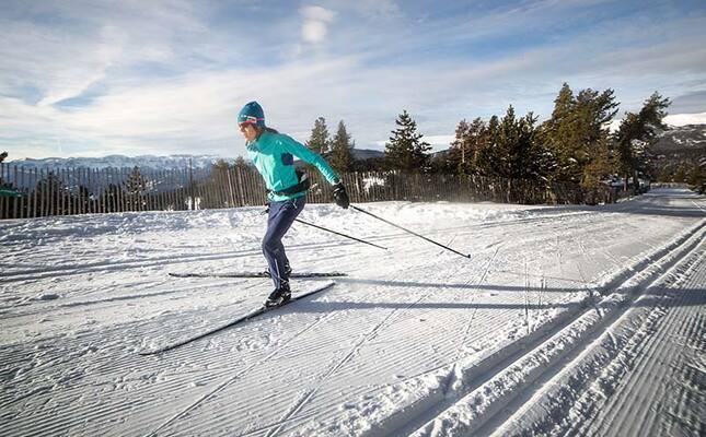 Patinadora de fons a les pistes de Lles de Cerdanya
