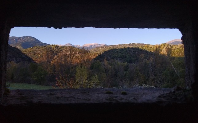 Paisatge des de l’interior d’un dels búnquers del parc de Martinet Paisatge des de l’interior d’un dels búnquers del parc de Martinet