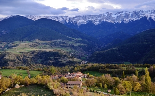Lles de Cerdanya, amb la serra del Cadí al fons Lles de Cerdanya, amb la serra del Cadí al fons