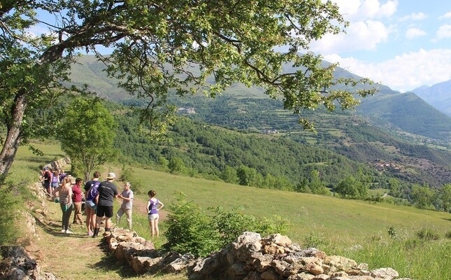 Senderistes en un dels camins de la xarxa de ‘Camins tradicionals dels Pirineus’
