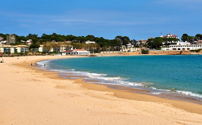 Platja de s'Agaró, situada entre els municipis de Platja d'Aro i Sant Feliu de Guíxols Platja de s'Agaró, situada entre els municipis de Platja d'Aro i Sant Feliu de Guíxols
