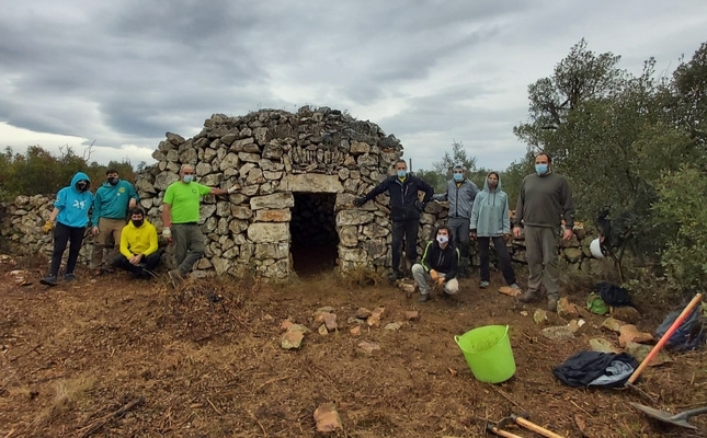 Taller de restauració d’una barraca a Llers en el marc de la Setmana de la Pedra Seca 2020