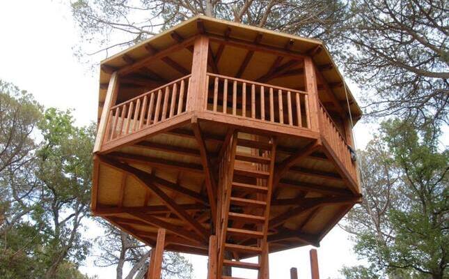 Dormir en una cabana de fusta entre arbres és possible a Cabanes Dosrius