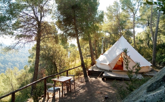 La tenda Jeanne Baret, dins l’espai d’acampada natural de Forest Days Glamping