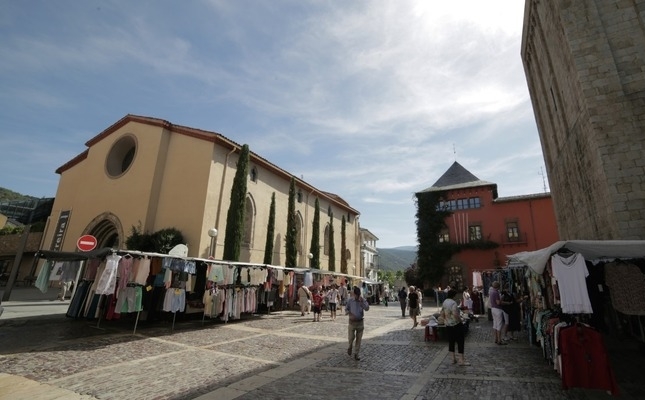 Carrers del centre de la Seu d’Urgell, amb les parades del mercat setmanal Carrers del centre de la Seu d’Urgell, amb les parades del mercat setmanal