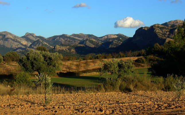 Paisatge de muntanya des del poble d’Arnes Paisatge de muntanya des del poble d’Arnes