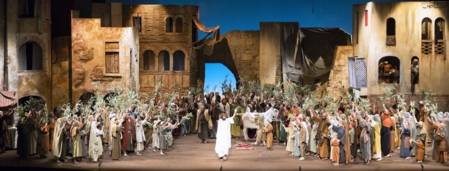 Una de les escenes multitudinàries a l’escenari del nou teatre de La Passió