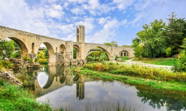 El pont de Besalú, l'emblema de la població medieval El pont de Besalú, l'emblema de la població medieval