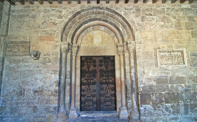 El monestir de Sant Joan de les Abadesses transporta al segle XI El monestir de Sant Joan de les Abadesses transporta al segle XI