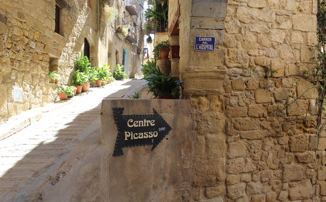 Indicació per arribar al Centre Picasso d'Horta de Sant Joan Indicació per arribar al Centre Picasso d'Horta de Sant Joan