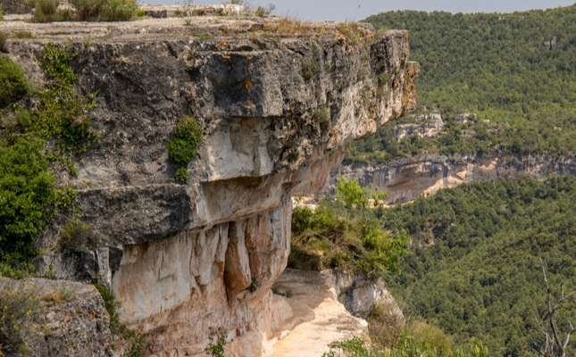 La Trona situada al Priorat, per on passa la ruta proposada La Trona situada al Priorat, per on passa la ruta proposada