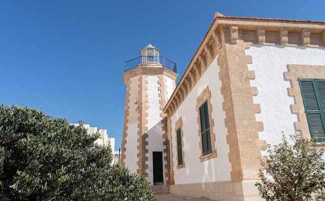 Actualment el far de ses Coves Blanques s’usa per fer-hi exposicions i com a centre d’interpretació - Actualment el far de ses Coves Blanques s'usa per fer-hi exposicions i com a centre d'interpretació Actualment el far de ses Coves Blanques s’usa per fer-hi exposicions i com a centre d’interpretació - Actualment el far de ses Coves Blanques s'usa per fer-hi exposicions i com a centre d'interpretació