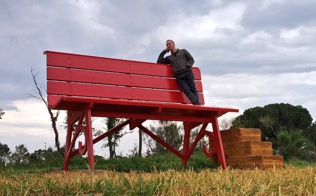 El banc gegant de Sant Jordi Desvalls fa més de dos metres d’alt per tres metres i mig d’ample