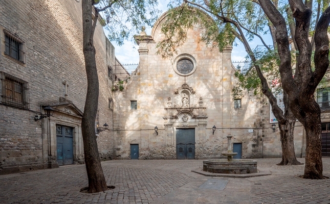 La font i la façana de l’església de Sant Felip Neri La font i la façana de l’església de Sant Felip Neri