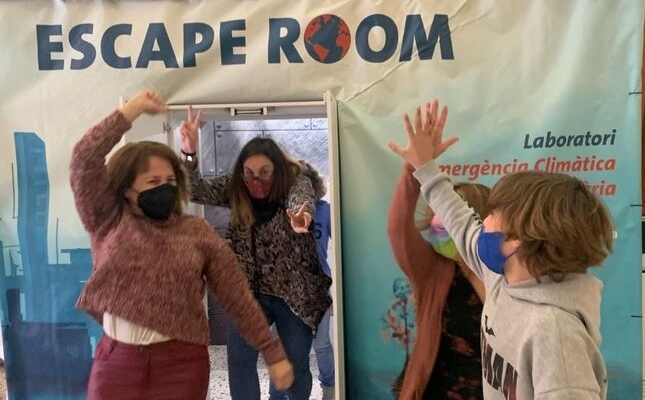 Una família després de superar els reptes de l’‘escape room’