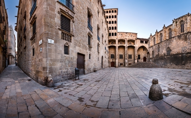 La Torre Mirador i el Palau del Lloctinent, a la plaça del Rei de Barcelona La Torre Mirador i el Palau del Lloctinent, a la plaça del Rei de Barcelona