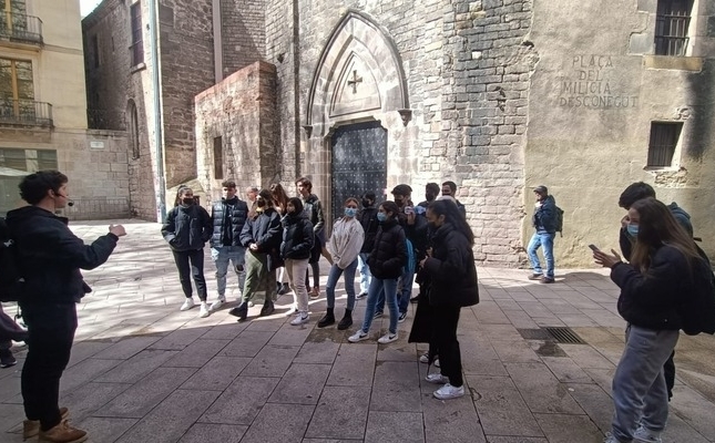 Un grup a la plaça del Milicià Desconegut Un grup a la plaça del Milicià Desconegut