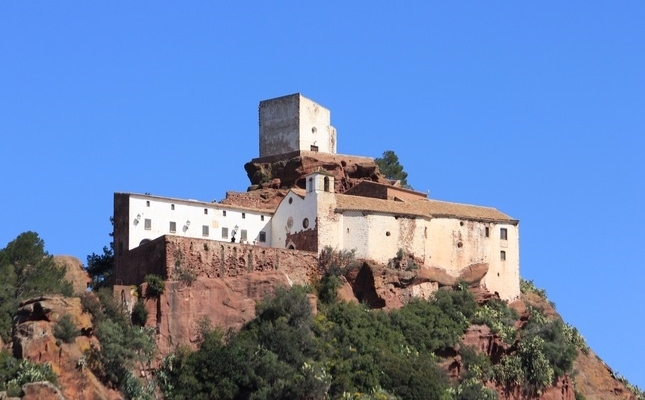 L’ermita de la Mare de Déu de la Roca de Mont-roig del Camp, situada a la serra de l’Areny