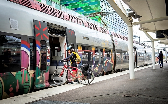 Bicicleta entrant a un tren dins la ruta del projecte Bicitranscat