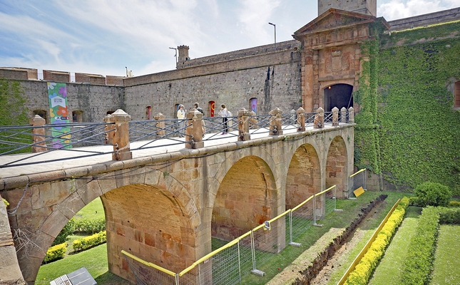 L'entrada al castell de Montjuïc