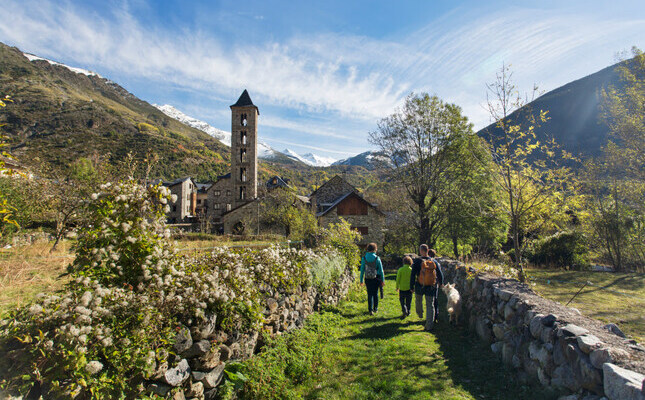 Un família passejant pels entorns d'Erill la Vall