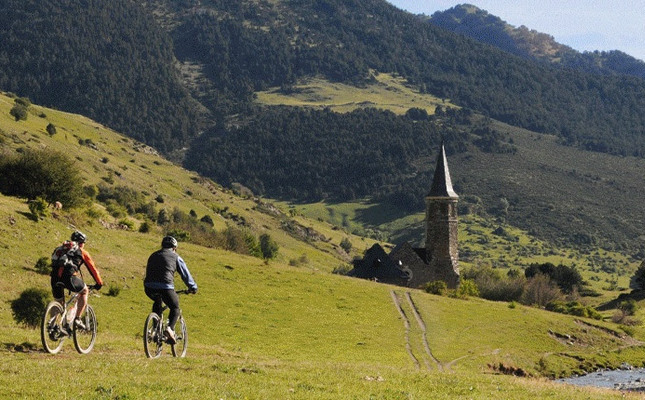 Dos ciclistes passant per Montgarri