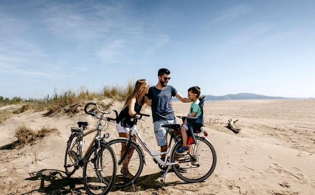 Ruta en bicicleta vora la platja de Sant Pere Pescador Ruta en bicicleta vora la platja de Sant Pere Pescador