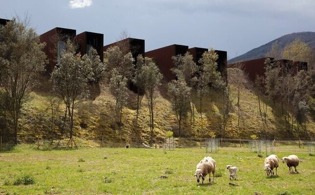 Els visitants són convidats a visitar l'hort, el cor d'aquest restaurant ciruclar de la Garrotxa